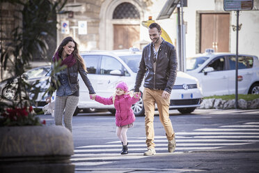 Ehepaar und Tochter halten sich an der Pelikan-Kreuzung an den Händen, Cagliari, Sardinien, Italien - CUF23696