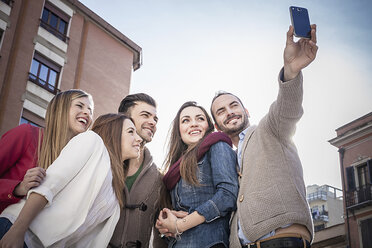 Mittelgroßer erwachsener Mann, der ein Smartphone-Selfie mit Freunden auf der Straße macht, Cagliari, Sardinien, Italien - CUF23701