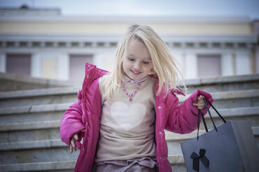 Junges Mädchen auf einer Treppe mit Einkaufstasche, Cagliari, Sardinien, Italien - CUF23703