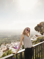 Porträt einer mittleren erwachsenen Frau auf einem Balkon, Mijas, Andalusien, Spanien - CUF23722