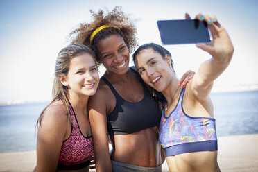 Drei junge Frauen, die sich mit dem Handy fotografieren - CUF23836