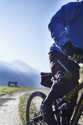 Mountainbiker auf Feldweg, Wallis, Schweiz - CUF23881