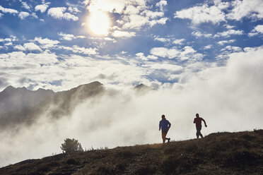 Zwei Männer beim Trailrunning, Wallis, Schweiz - CUF23887