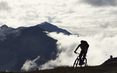 Mountainbiker in den Bergen, Wallis, Schweiz - CUF23889