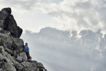 Älterer Mann lehnt an Felsen, Wallis, Schweiz - CUF23891