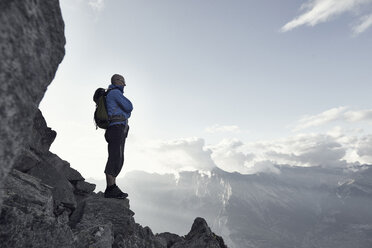 Älterer Mann auf Felsen stehend, Wallis, Schweiz - CUF23894