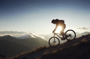 Mountainbiker beim Bergabfahren, Wallis, Schweiz - CUF23898