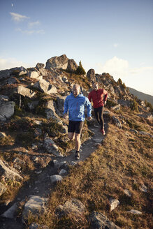 Trailrunner auf felsigem Pfad, Wallis, Schweiz - CUF23900