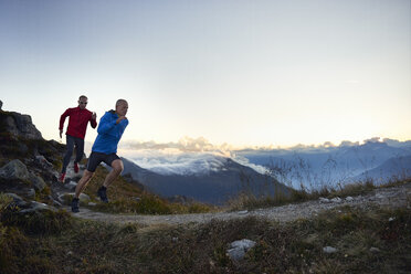 Zwei reife Männer beim Trailrunning, Wallis, Schweiz - CUF23902