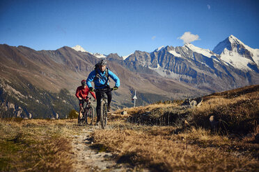 Mountainbiker auf Schotterpiste, Wallis, Schweiz - CUF23906