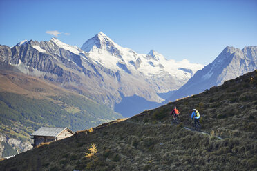 Zwei Mountainbiker, Wallis, Schweiz - CUF23908