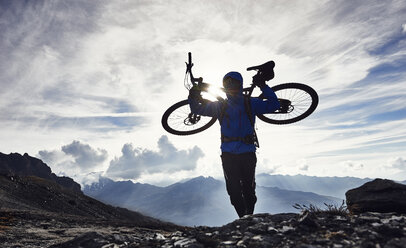 Mountainbiker mit Fahrrad, Wallis, Schweiz - CUF23910
