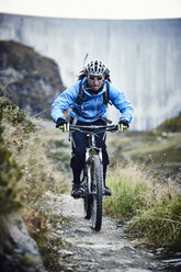 Mountainbiker auf Feldweg, Wallis, Schweiz - CUF23916