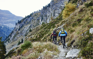 Mountainbiker auf Schotterpiste, Wallis, Schweiz - CUF23918