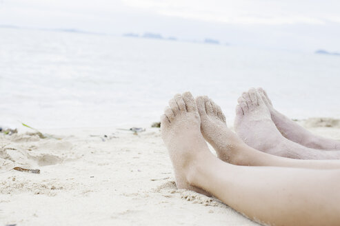 Junge Paare Beine am Strand, Kradan, Thailand - CUF23962