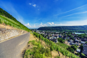 Deutschland, Rheinland-Pfalz, Blick auf Leutesdorf und Andernach am Rhein - THAF02173