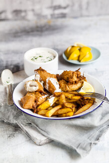 Klassischer englischer Fisch und Pommes frites mit Sauce Tartare - SBDF03583