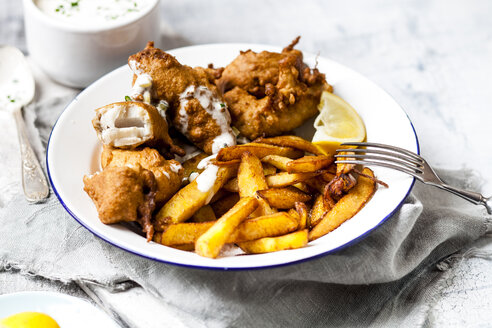 Klassischer englischer Fisch und Pommes frites mit Sauce Tartare - SBDF03585