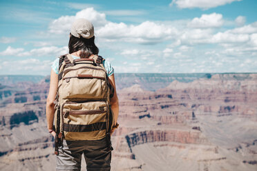 USA, Arizona, Grand Canyon National Park, Junge Frau mit Rucksack erkundet und genießt die Landschaft - GEMF02063