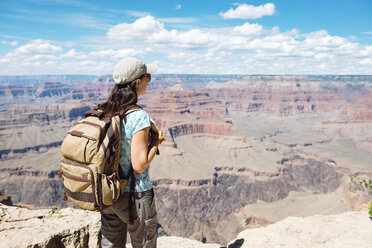 USA, Arizona, Grand Canyon National Park, Junge Frau mit Rucksack erkundet und genießt die Landschaft - GEMF02064