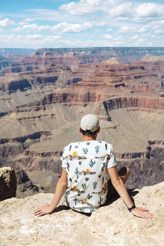 USA, Arizona, Junger Mann genießt die Landschaft des Grand Canyon National Park, lizenzfreies Stockfoto