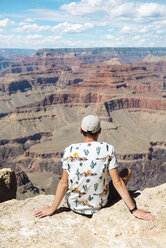 USA, Arizona, Junger Mann genießt die Landschaft des Grand Canyon National Park - GEMF02065