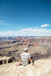 USA, Arizona, Young man enjoying the landscape of Grand Canyon National Park - GEMF02066