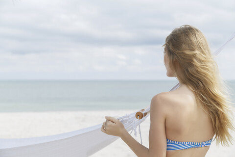 Junge blonde Frau mit Blick auf das Meer von Miami Beach, Florida, USA, lizenzfreies Stockfoto