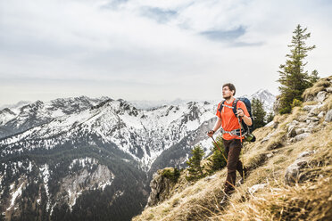 Junger männlicher Wanderer auf dem Gipfel der Klammspitze, Oberammergau, Bayern, Deutschland - CUF24099