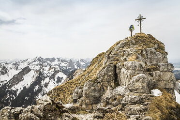 Junger männlicher Wanderer auf dem Gipfel der Klammspitze, Oberammergau, Bayern, Deutschland - CUF24101