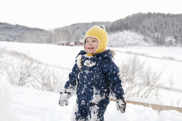 Junge spielt im Schnee - CUF24116