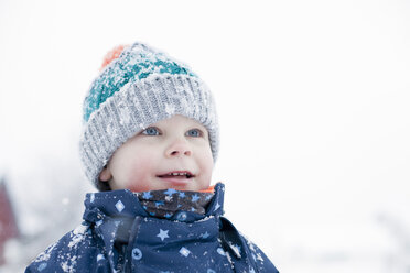 Junge spielt im Schnee - CUF24119