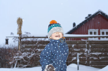 Boy playing in the snow - CUF24121