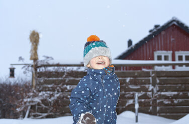 Junge spielt im Schnee - CUF24121