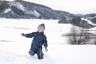 Junge spielt im Schnee - CUF24122