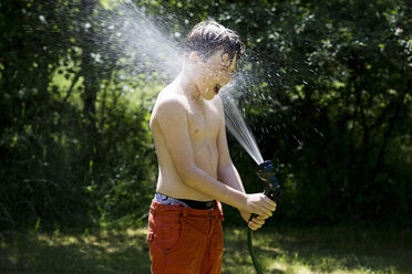 Junge spielt mit Gartenschlauch - CUF24125