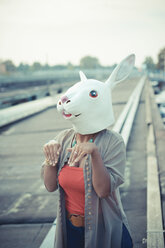 Junge Frau in Kaninchenkostüm Maske in der Stadt - CUF24162