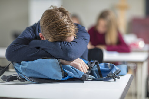 Jugendlicher schläft im Unterricht - ZEF15672