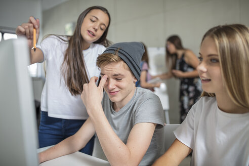 Schüler arbeiten in der Klasse gemeinsam am Computer - ZEF15677