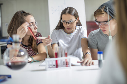 Schüler im naturwissenschaftlichen Unterricht beim Experimentieren mit Reagenzgläsern - ZEF15684