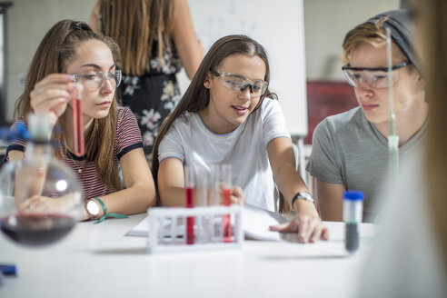 Schüler im naturwissenschaftlichen Unterricht beim Experimentieren mit Reagenzgläsern - ZEF15685