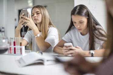 Teenager-Mädchen benutzen Handys im Naturwissenschaftsunterricht - ZEF15690