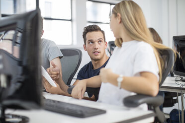 Lehrer im Gespräch mit einem Schüler im Computerunterricht - ZEF15698