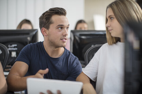 Lehrer im Gespräch mit einem Schüler im Computerunterricht - ZEF15699