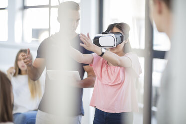 Lehrer mit Tablet - Schüler trägt VR-Brille im Unterricht - ZEF15704