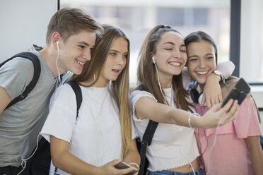 Glückliche Schüler machen ein Selfie in der Schule - ZEF15706