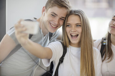 Glückliche Schüler machen ein Selfie in der Schule - ZEF15708