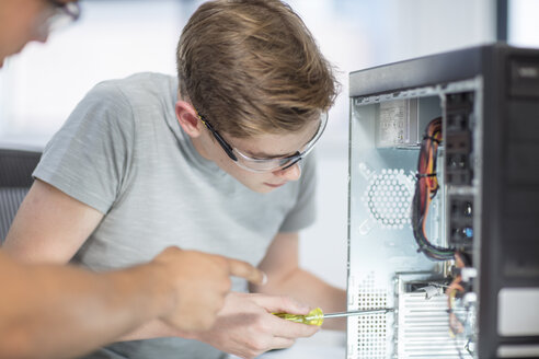 Schüler bauen in der Klasse einen Computer zusammen - ZEF15713