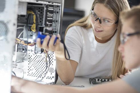 Schüler bauen in der Klasse einen Computer zusammen - ZEF15717