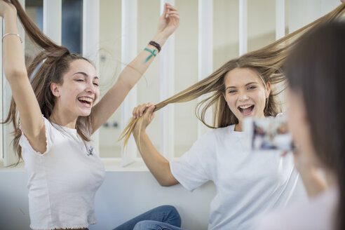 Teenager-Mädchen nimmt Handy-Foto von ihren glücklichen Freunden - ZEF15727
